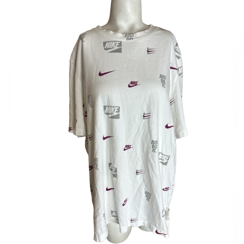 Nike The Nike Tee Nike The Nike Tee